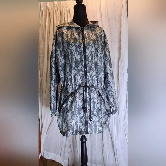 Chic Snake Print Lightweight Rain Jacket - Picture 3 of 5